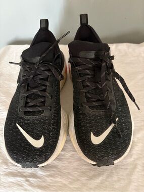 Nike Women’s Invincible Run 3 Black sneakers. with White Swoosh